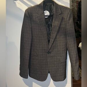 Textured plaid blazer in grey and black with back flaps for curves​